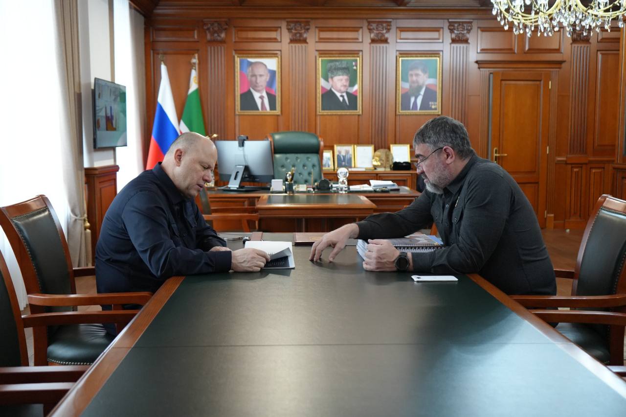 Галас Таймасханов и Муслим Зайпуллаев обсудили развитие строительной отрасли Чеченской Республики Руководитель администрации Главы и Правительства ЧР Галас Таймасханов и Министр строительства ЖКХ топлива и энергетики ЧР Муслим Зайпуллаев провели рабочую встречу на которой обсудили исполнение ключевых показателей отраслевых программ Об этом сообщает Минстрой ЧР в своем телеграм канале Среди мероприятий запланированных на 2026 год по поручению Главы ЧР Рамзана Кадырова строительство и реконструкция более 220 километров инженерной инфраструктуры включая сети водоотведения водоснабжения и теплоснабжения Одним из наиболее крупных проектов является строительство водопровода протяженностью почти 27 километров который реализуется в селе Дарбанхи Гудермесского района ЧР по итогам обращения жителей населенного пункта к Главе региона в ходе прямой линии в декабре прошлого года