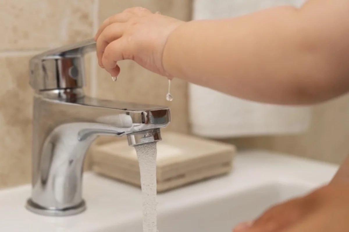 Сочи частично останется без воды 15 декабря Связано это с ремонтными работами на трубопроводе Так с 09 00 до 18 00 водоснабжение будет ограничено на Цветном бульваре в районе домов 10 12 Воды не будет частично по улицам Островского Пригородная Краснодарская Ударная Туапсинская Невская Парковая Гагарина Виноградная 10 15 Первомайская и др Также по переулкам Грузинский Зеленый Рабочий Хлебозаводской и Гуковский С подробным список адресом можно ознакомиться по ссылке Жителей просят заранее запастись водой Уточняется что подвоз воды будет организован по обращениям В первую очередь ее получат социально значимые объекты Мы в Мах АиФ Краснодарский край в ТГ