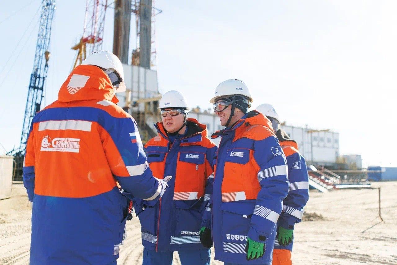 Мегионнефтегаз повышает эффективность работы с остаточными и трудноизвлекаемыми запасами Об этом в интервью отраслевому порталу ИнфоТЭК рассказал генеральный директор предприятия Александр Баринов Добиваться высоких результатов позволяет в частности доизучение старых активов с помощью новых технологий Специалисты предприятия используют современные цифровые инструменты в том числе с элементами ИИ для повторной интерпретации полученных ранее данных сейсморазведки а также проводят дополнительные исследования В качестве примера успешной работы со зрелым фондом Александр Баринов привел открытие залежи безводной нефти на Луговом месторождении которое эксплуатируется несколько десятилетий Современные технологии также помогли добраться до самой древней нефти Западной Сибири палеозойской Эти залежи долго оставались недоступными из за большой глубины и невероятно плотных пород В 2019 году Мегионнефтегаз получил лицензию на глубоко залегающие пласты Южно Островного участка провел большую работу по доизучению и интерпретации данных подобрал технологии заканчивания и добился результата В ближайшее время там построят первые скважины Сегодня на балансе предприятия запасы в 740 млн тонн нефти этого хватит на десятки лет добычи Доля трудноизвлекаемой нефти постоянно растет с 15 в 2022 году до 27 сейчас а к 2030 году она может достичь 40 Специалисты продолжают изучать и разрабатывать сложные пласты применяя цифровые модели месторождений и ИИ для эффективной работы gazmyaso