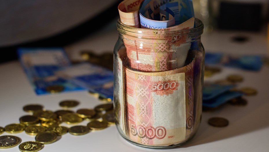 Домработница попалась на краже 25 млн рублей из квартиры бизнесмена на Смоленской улице. По словам потерпевшего, деньги хранились в коробке на балконе. Женщину, которая перестала выходить на связь после пропажи крупной суммы, нашли по месту жительства – в деревне Коваши Ленобласти. Возбуждено уголовное дело. Места СПб Новости СПб