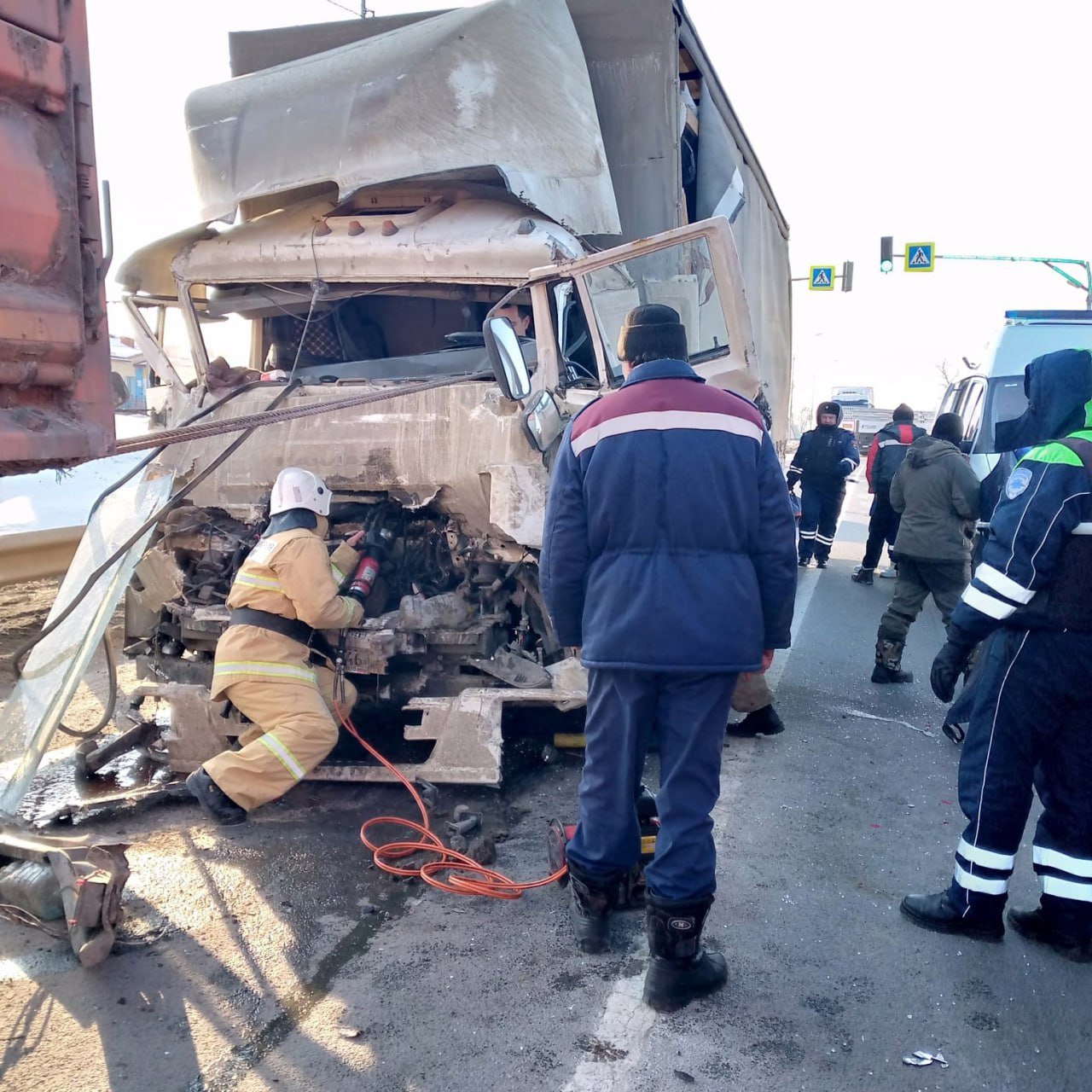 Два «КАМАЗа» столкнулись в селе Курской области    Огнеборцы ликвидировали последствия ДТП в селе В. Любаж Фатежского района.    Одного из водителей пожарные деблокировали с помощью гидравлического аварийно-спасательного инструмента и погрузили в машину скорой помощи.    Подробности ДТП устанавливаются.    «Вести.Курск». Только проверенная информация.