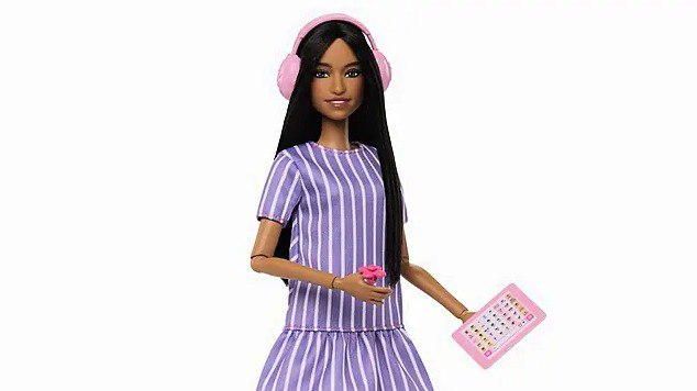 Mattel представила первую куклу Barbie с имитацией РАС Компания Mattel объявила о выпуске куклы Barbie созданной для репрезентации людей с расстройствами аутистического спектра РАС Разработка велась более 18 месяцев в партнерстве с Autistic Self Advocacy Network ASAN некоммерческой организацией по защите прав людей с аутизмом Новая кукла вошла в линейку Barbie Fashionistas насчитывающую более 175 кукол с разным цветом кожи глаз волос и имитацией различных заболеваний При создании новой версии Barbie дизайнеры Mattel учитывали особенности сенсорного восприятия и коммуникации Кукла получила подвижные локти и кисти для имитации движений людей с РАС слегка отведенный в сторону взгляд а также набор аксессуаров спиннер наушники и планшет с изображением приложений для вспомогательной и альтернативной коммуникации AAC Кукла одета в свободное платье с минимальным контактом ткани с телом и в обувь на плоской подошве В компании подчеркнули что для молодых людей с аутизмом очень важно видеть подлинное и радостное отражение самих себя в игрушках а также заявили что более тысячи кукол будут переданы в специализированные детские больницы в США