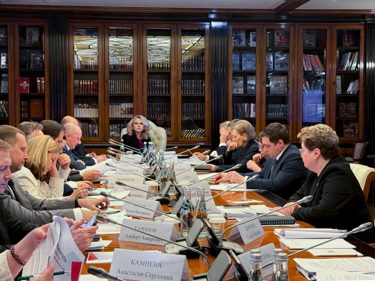 Татьяна Голикова провела совещание по национальному проекту «Продолжительная и активная жизнь» Участники совещания обсудили модернизацию федеральных государственных учреждений, участвующих в базовой программе ОМС, а также подвели промежуточные результаты реализации нацпроекта по итогам первого квартала 2025 года. За I квартал текущего года в рамках нацпроекта было приобретено более 19 тыс. единиц оборудования для медицинских организаций, оказывающих первичную медико-санитарную помощь, и для медицинских организации, расположенных в сельской местности, поселках городского типа и малых городах. Приобретено более 1 тыс. единиц транспортных средств для медицинских учреждений, оказывающих первичную медико-санитарную помощь, в том числе передвижных мобильных комплексов. Создано два фельдшерско-акушерских пункта в Свердловской и Челябинской областях, участковая больница и врачебная амбулатория в ХМАО. Осуществлен капитальный ремонт более 140 зданий медицинских учреждений, расположенных в том числе в сельской местности, рабочих поселках, поселках городского типа и малых городах. Обеспечена диагностика и профилактика прогрессирования ишемической болезни сердца и развития ее осложнений у пациентов, находящихся под диспансерным наблюдением. В целях своевременного определения и предупреждения возможных рисков организован мониторинг более 57 тыс. человек для предотвращения прогрессирования ишемической болезни сердца. В I квартале 2025 года бесплатными лекарствами были обеспечены почти 870 тыс. пациентов с высокими сердечно-сосудистыми рисками. Также в ходе совещания были поддержаны программы развития 77 научно-медицинских и образовательных организаций на сумму 17 млрд рублей. #нацпроекты #медицина