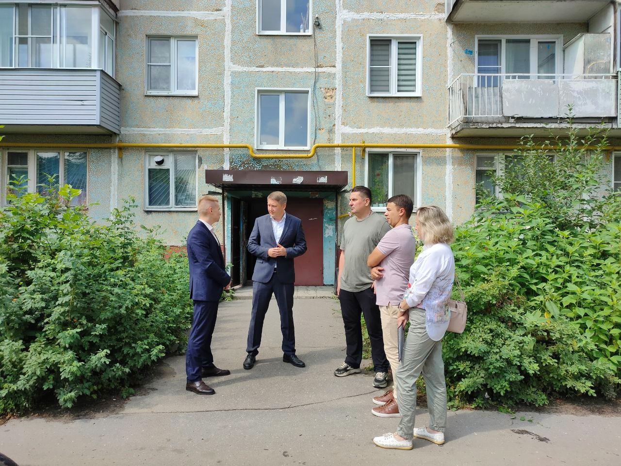 Фонду капремонта поручено ускорить темпы работ по программе 2025 года    Сейчас в процессе ремонта — более 70 многоквартирных домов, в 57 из них ремонтируют крыши.   «Все работы идут в соответствии с утверждёнными графиками. Вместе с тем, хочу обратить внимание, что темпы в этом году недостаточные.  Поручаю региональному фонду активизировать работу, чтобы план 2025 года был выполнен», - сказал зампред областного правительства Павел Колесников.   В числе основных вызовов — дефицит квалифицированных подрядчиков. Региональный Фонд капремонта предпринимает все усилия для решения поставленных задач, отбор организаций продлен до конца июля.   Павел Колесников вместе с руководством Фонда капремонта проинспектировал ход работ в доме № 34 по ул. Генерала Хлебникова. Здесь предстоит привести в порядок кровлю. Сейчас подрядчик демонтирует старое покрытие и цементную стяжку. Работы проводят с учётом погодных условий.