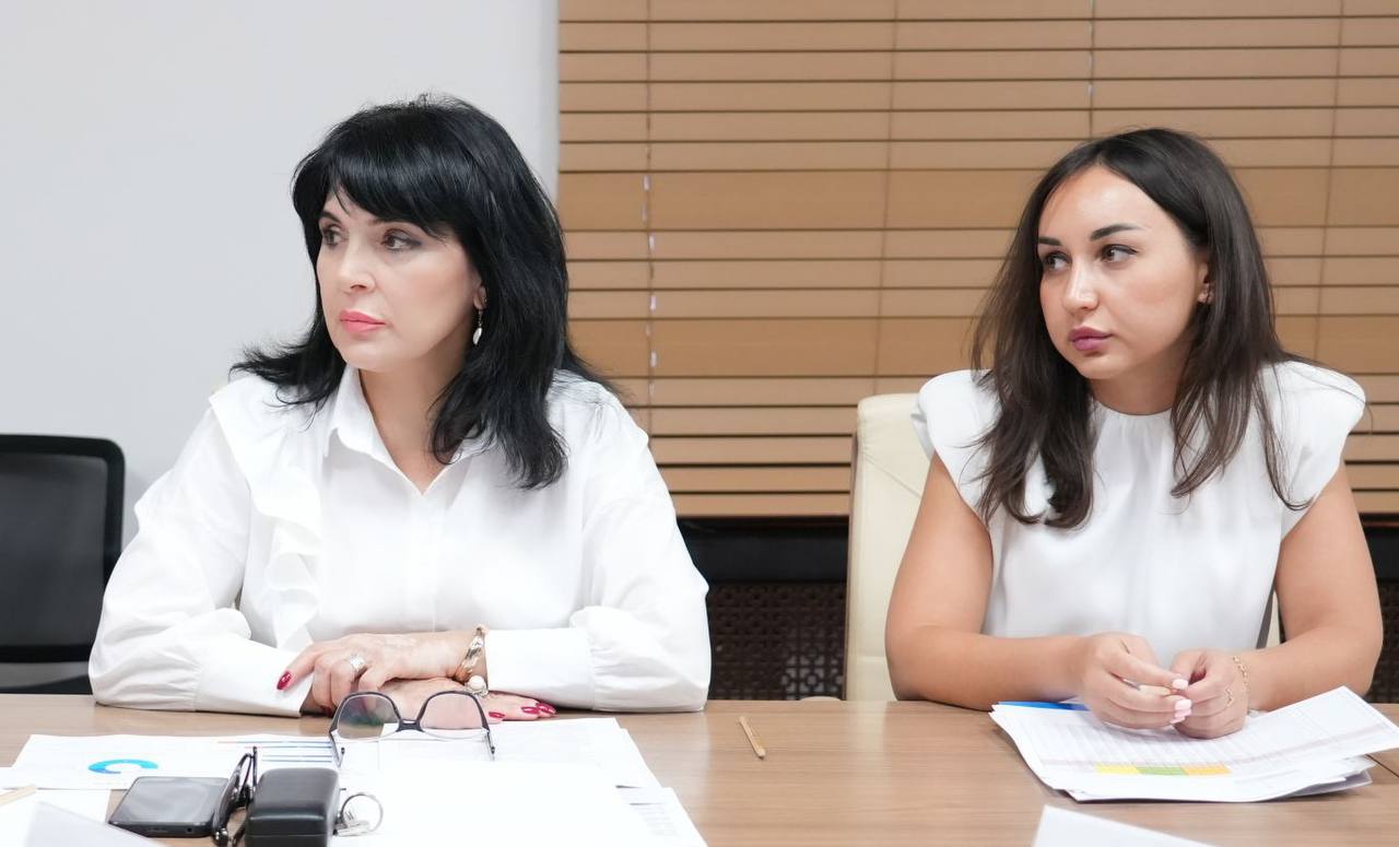 Председатель Правительства РСО – Алания Борис Джанаев провел совещание по реализации проекта комплексной модернизации центров занятости населения ЦЗН . Мероприятие проводится в рамках национального проекта «Кадры». В работе приняли участие заместитель Председателя Правительства Альбина Плаева, министр государственного имущества и земельных отношений Руслан Тедеев, врио министра финансов Оксана Карова, заместитель председателя Комитета РСО – Алания по занятости населения Элла Авакова. Проведена реорганизация республиканской сети центров занятости населения в форме слияния во вновь образованное государственное казенное учреждение «Центр занятости населения РСО – Алания». Новая структура входит в состав подразделения, осуществляющего централизованное управление работой центров занятости населения и территориальных подразделений в муниципальных образованиях. – Для нас это очень важный проект. Программа модернизации позволит нам внедрить принципиально новые подходы к оказанию услуг и решению вопросов соискателей и работодателей. Руководитель республики Сергей Иванович Меняйлонеоднократно подчёркивал важность этого направления. Главная цель – комфорт наших граждан. Человек должен прийти и в режиме «одного окна» получить всю необходимую помощь. Поэтому задача профильного ведомства – организовать исполнение мероприятий на должном уровне. Все открытые на сегодняшний день вопросы необходимо поставить на жесткий контроль, – резюмировал Борис Джанаев. Подробнее читайте на нашем сайте. #alaniagov #севернаяосетия #алания #правительстворсоа