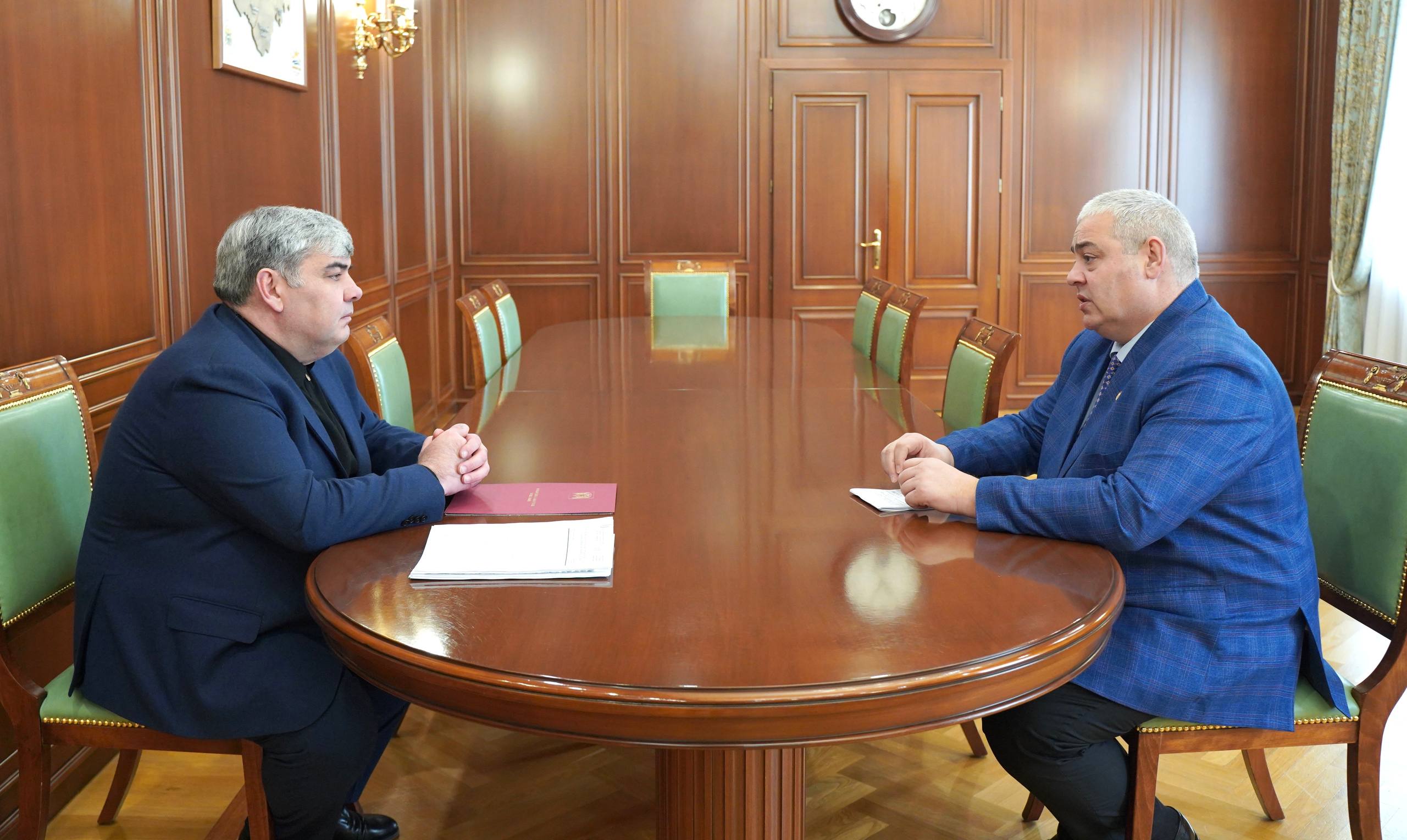 В ходе рабочей встречи с главой администрации Черекского муниципального района Аланом Кульбаевым также обсудили вопросы развития муниципалитета Подвели предварительные итоги уходящего года наметили планы на перспективу в том числе в рамках реализации национальных и федеральных проектов и программ По федеральному проекту формирования комфортной городской среды благоустроены общественные территории в Кашхатау Жемтале Бабугенте Верхней Жемтале Герпегеже По республиканской госпрограмме дорожного развития отремонтированы участки в селении Зарагиж В рамках программы Комплексного развития сельских территорий ведется строительство нового водовода Кара Суу Бабугент Кашхатау общей протяженностью 12 7 километра Это обеспечит бесперебойным водоснабжением крупные населенные пункты Бабугент Кашхатау и Аушигер Ранее по этой же программе ввели 10 километровый водовод Сатушир Аушигер Ведется также реконструкция водопроводных сетей в Верхней Балкарии и Жемтале Завершили капитальный ремонт в школах Кашхатау Бабугента Зарагижа Жемталы Благоустраиваются пришкольные территории учреждений В Жемтале в рамках региональной программы модернизации первичного звена здравоохранения ведется капитальный ремонт амбулатории В планах на предстоящий год капремонт школ в Герпегеже и Верхней Балкарии создание модельной библиотеки в Безенги и другие объекты Будут благоустроены общественные территории в Безенги Аушигере Бабугенте и Кашхатау В райцентре и Герпегеже намечен капитальный ремонт дорожных объектов Подписывайтесь на МАХ