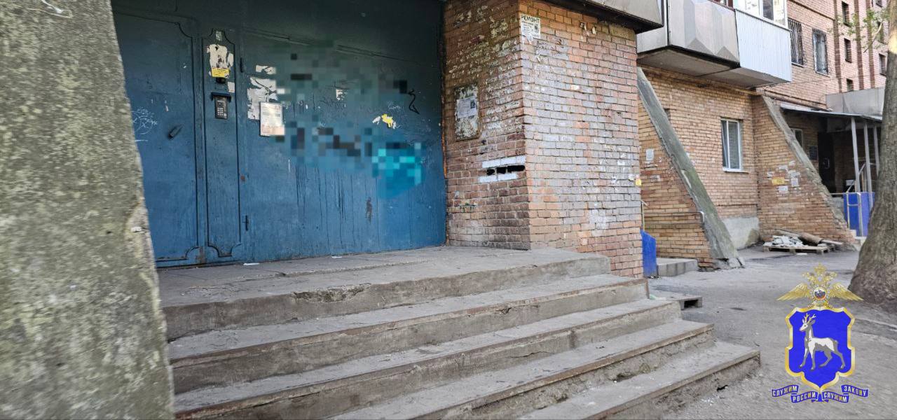В Самаре собственница квартиры предстанет перед судом за незаконные действия в сфере миграции. Из материалов уголовного дела следует, что жительница 1982 года рождения подала в государственное учреждение пакет документов о регистрации 5 лиц по месту жительства в принадлежащей ей квартире, расположенной на ул. Железной Дивизии в Самаре. При этом владелица жилплощади достоверно знала, что иностранные граждане по указанному адресу проживать не будут, так заранее об этом с ними договаривалась. Сотрудники полиции задержали местную жительницу и доставили в отдел полиции для дальнейшего разбирательства. Задержанная признала вину в совершении противоправного деяния и пояснила, что получила за свои «услуги» денежное вознаграждение – 2 тысячи рублей. Отделом дознания ОП по Промышленному району У МВД России по городу Самаре возбуждено уголовное дело по признакам преступления, предусмотренного ст. 322.2 УК РФ. В настоящее время дело направлено в Промышленный районный суд города Самары для рассмотрения по существу.