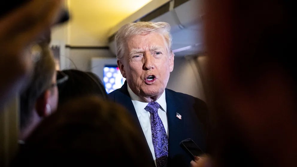 Я прошёл когнитивный тест и сдал его блестяще чего вам бы никогда не удалось Дональд Трамп якобы готов опубликовать свои результаты МРТ и при этом понятия не имеет какие части тела были обследованы Последние месяцы ведутся активные обсуждения состояния здоровья американского президента В июле Белый дом сообщил что у Трампа диагностирована хроническая венозная недостаточность Недавно Трамп прошёл МРТ Этот факт снова подогрел обсуждения о его здоровье Ведущие демократы требуют от Трампа полной открытости Очевидно что президент физически слабеет заявил в NBC Тим Вальц который участвовал в президентской кампании как кандидат в вице президенты от Камалы Харрис При этом Трамп якобы не имеет ни малейшего представления что именно у него обследовали Если вы хотите чтобы результаты были опубликованы я их опубликую сказал президент журналистам назвав результаты обследования идеальными На вопрос корреспондентки CBS какую часть тела ему обследовали Трамп ответил Это было просто МРТ Какую часть тела Это не был мозг потому что я прошёл когнитивный тест и сдал его блестяще Затем он будучи в хорошем настроении оскорбил журналистку Я набрал максимальное количество баллов чего вам бы никогда не удалось До свидания сказал он и покинул круг репортёров Белый дом до сих пор отказывается раскрывать почему Трамп в прошлом месяце проходил МРТ В США считается нормой что президенты после рутинных медосмотров публикуют краткое резюме результатов в целях прозрачности BILD Russian