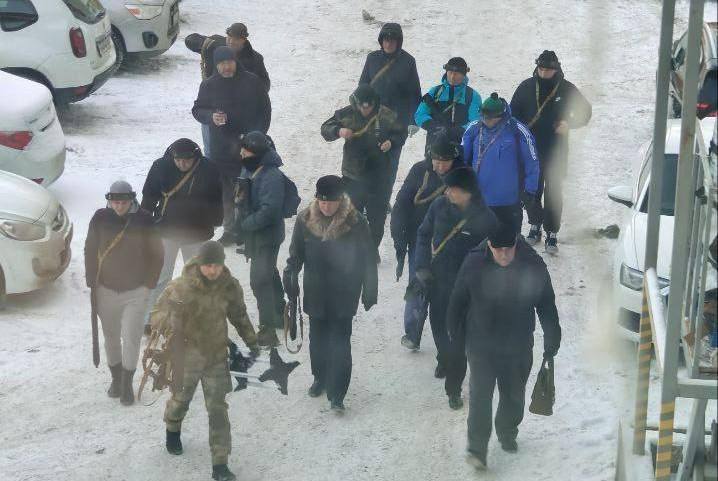 Будни Тюмени: больше дюжины мужчин в штатском под предводительством человека в камуфляже объявились в центре города с ружьями-автоматами наперевес.    Все, хлопнувшиеся в обморок или с инфарктом, поторопились. Объяснение случившемуся нашлось, как ни странно, у городского департамента образования: «Сейчас в Тюмени проходят плановые курсы повышения квалификации для учителей по дисциплине «Основы безопасности и защиты Родины». Согласно графику обучения, сегодня предполагалось изучение модуля «Военно-спортивные игры в образовательной организации  Зарница ».   В общем, паника отменяется: просто учителя, просто увешанные игрушечным оружием, просто идут осваивать «Зарницу».   Но можно взглянуть и с другой стороны: просто учителя, просто увешанные игрушечным оружием, просто идут осваивать «Зарницу». А вот теперь пора, кажется, уже и паниковать