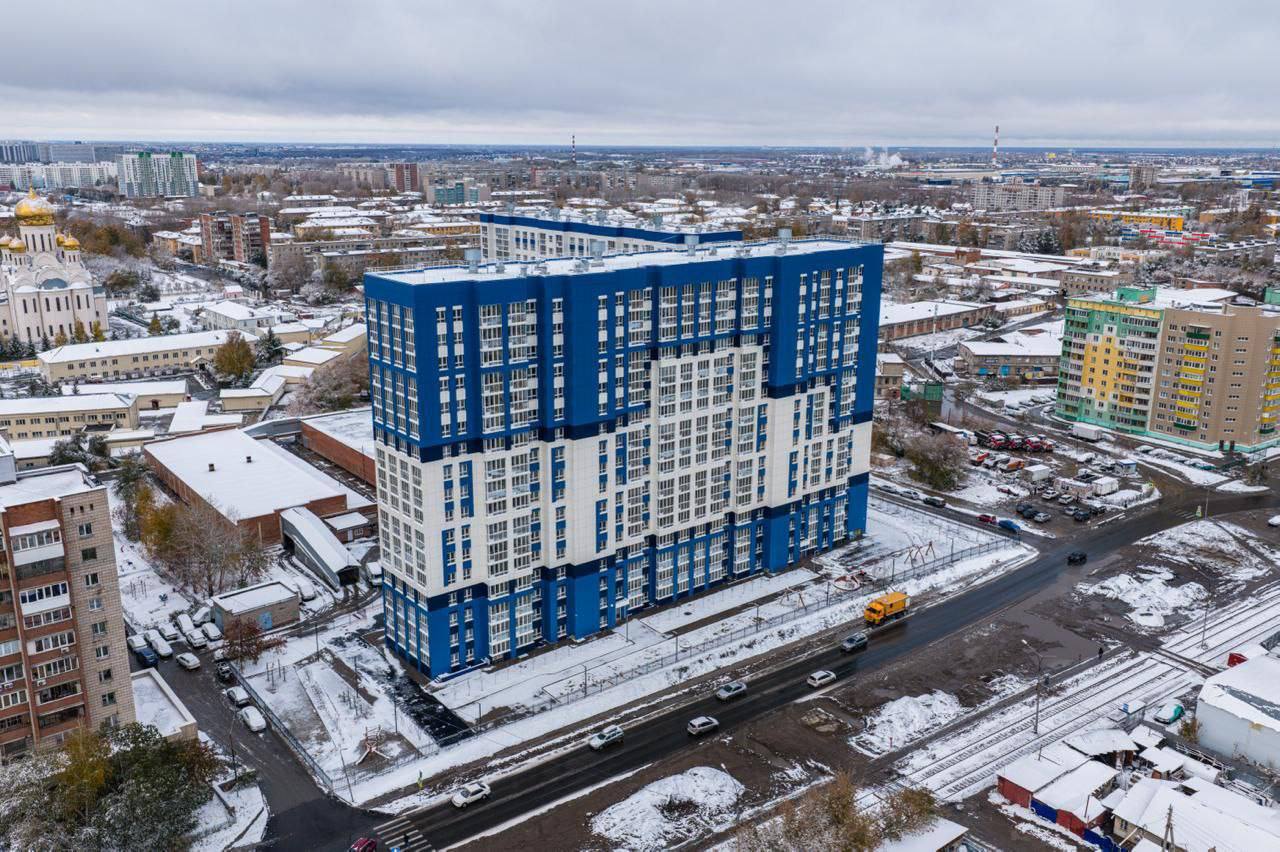 Ещё один долгострой завершён получили разрешение на ввод в эксплуатацию жилого дома по ул Связистов 13 1 в Ленинском районе Строительство началось в 2006 году и долгое время стояло замороженным После банкротства застройщика дом передали жилищно строительному кооперативу Единство Тогда готовность объекта была около 10 Чтобы помочь гражданам участвовавшим в строительстве подключились город и регион Привлекли дополнительные средства часть людей получили квартиры по льготной стоимости в других домах Это позволило сохранить кооператив и возобновить работы В 2023 году проект обновили появился инвестор и строительство дома с 342 квартирами удалось завершить