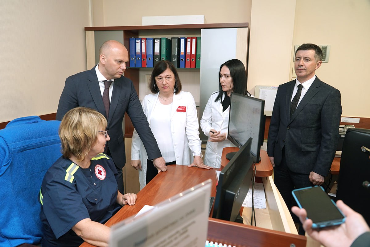 Калининградские власти повысят зарплаты фельдшеров и водителей «скорых» на 15 000 руб. Правительство Калининградской области в 2025 г. планирует выделить 135 млн руб. на повышение заработной платы фельдшеров и водителей скорой помощи. С 1 июля она вырастет на 15 000 руб., сообщила пресс-служба правительства региона. «Также будет решен еще один важный вопрос – обновление автопарка. Сегодня у учреждения 122 специально оборудованных автомобиля, из них почти треть требует замены в связи с большим сроком эксплуатации. Глава региона поручил Минздраву подготовить программу по обновлению автопарка скорой помощи» – рассказали в пресс-службе. По словам губернатора Калининградской области Алексея Беспрозванных, в течение двух лет планируется заменить 21 автомобиль, срок службы которых превышает пять лет. Первые 12 новых машин появятся уже в этом году. : Правительство Калининградской области Подпишитесь на «Ведомости Северо-Запад»