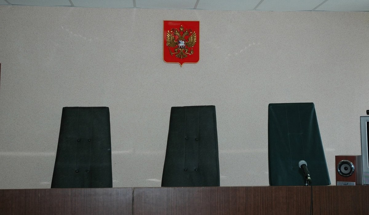 В Рыльском суде защитили права курянина, пострадавшего от интернет-мошенника. Здесь рассмотрено дело о мошенничестве, совершенном через интернет ещё три с половиной года назад. В ходе судебного заседания было установлено, что в декабре 2021 года 31-летний житель Ростова-на-Дону создал в сети фальшивое объявление о продаже двигателя для автомобиля «Ауди 100». В объявлении была указана стоимость в 45 тысяч рублей. Житель Курской области решил приобрести этот двигатель, договорился с продавцом по телефону, после чего перевёл деньги, но двигатель так и не получил. В суде ростовчанин признал свою вину и раскаялся в содеянном. Также он возместил ущерб. Ему было назначено наказание в виде шести месяцев исправительных работ с удержанием 15% от заработной платы ежемесячно.