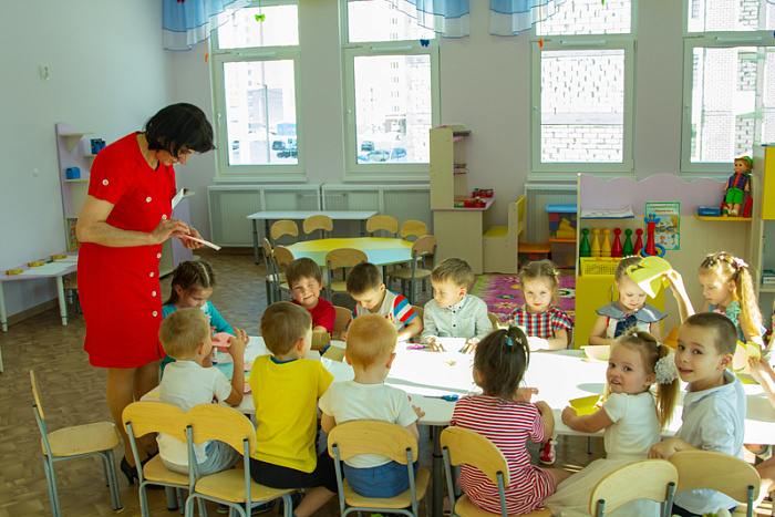 В Кировской области станет ещё больше уютных и современных детских садов  В рамках государственной программы «Семья» в период с 2025 по 2027 год в Кировской области планируется провести капитальный ремонт и модернизацию 16 детских садов.  Два из них будут отремонтированы уже в 2025 году, сообщили в министерстве образования региона. Также в планах на 2025–2027 годы — строительство нового детского сада на 100 мест в посёлке городского типа Кильмезь и пристройка к существующему детскому саду «Теремок» в посёлке городского типа Санчурск.