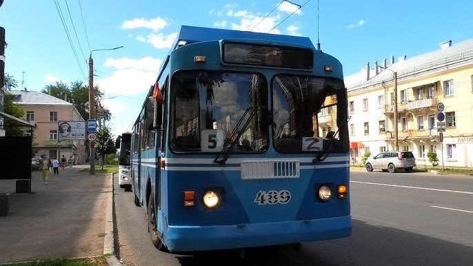 В Кирове могут убрать троллейбусный маршрут №5  На сайте администрации города был представлен вариант реестра маршрутов общественного транспорта, которые должны начать действовать с 1 января.  На данный момент в связи с дублированием на 85% рассматривается возможность отказа от троллейбусного маршрута №5 в пользу автобуса №51. Вместо улиц Сурикова и Некрасова он будет по ул. Попова  участок от ул. Щорса до ул. Воровского .  Предполагается, что на маршруте будут работать автобусы большой и средней вместимости, чтобы распределить пассажиропоток. Также предлагается увеличить количество автобусов, чтобы снизить интервал ожидания до 5 минут.   Подписаться