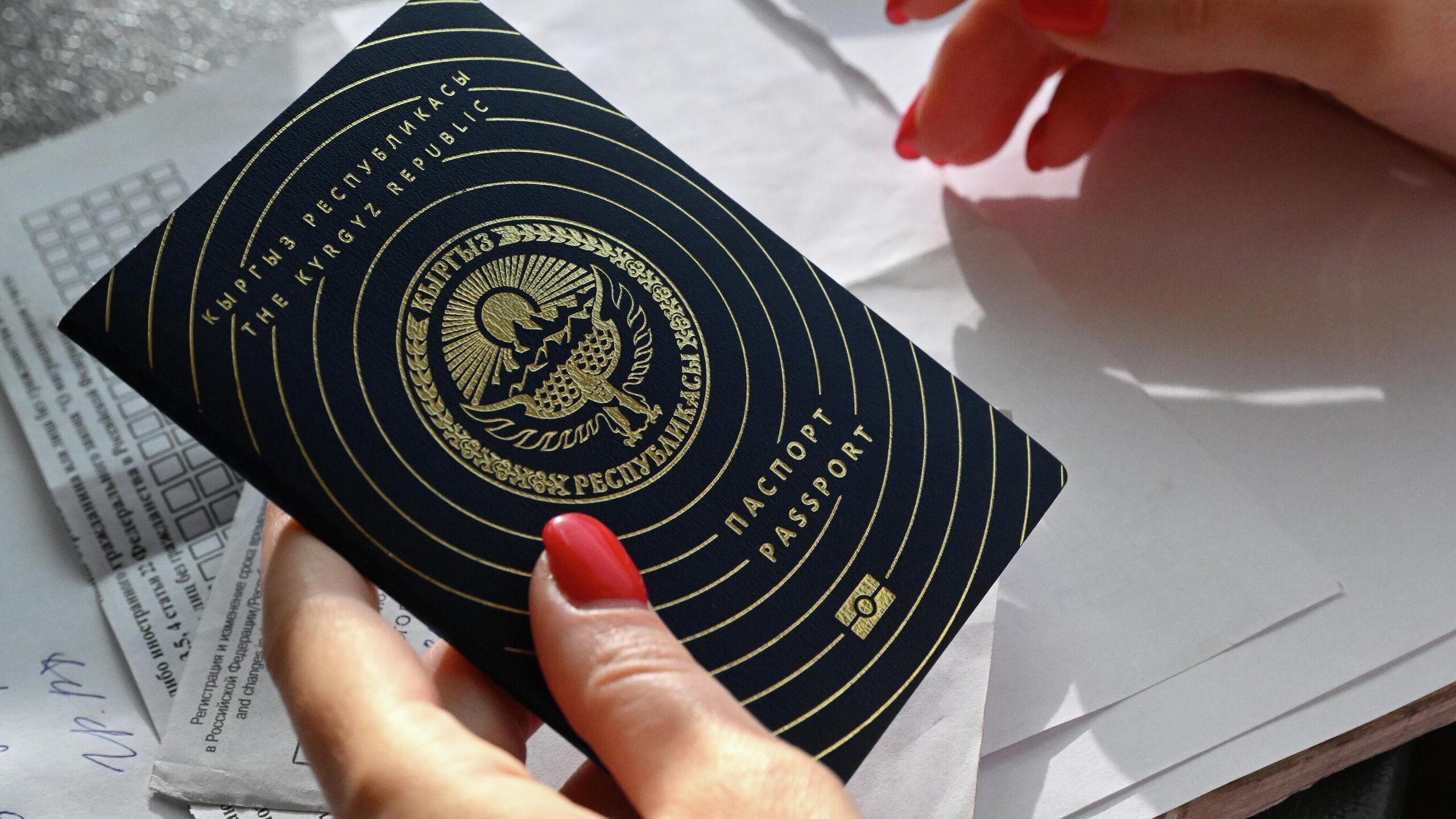 Более 139 тысяч иностранцев в Москве сняли с миграционного учета из за отсутствия геоданных в экспериментальном приложении Амина с 1 сентября сообщается в материалах пресс службы ГУ МВД по Москве Во вторник в московском главке МВД РФ состоялся брифинг Специальное мобильное приложение Амина элемент цифровой реформы миграционного контроля В ведомстве напомнили что с 1 сентября в столичном регионе стартовал пилотный проект по учету иностранцев Теперь граждане ряда стран работающие в Москве и Подмосковье должны установить специальное мобильное приложение Амина оно позволяет МВД получать оперативную информацию о местонахождении трудовых мигрантов Передача данных о геолокации способствует усилению контроля за безопасностью и профилактике правонарушений со стороны недобросовестных иностранных граждан