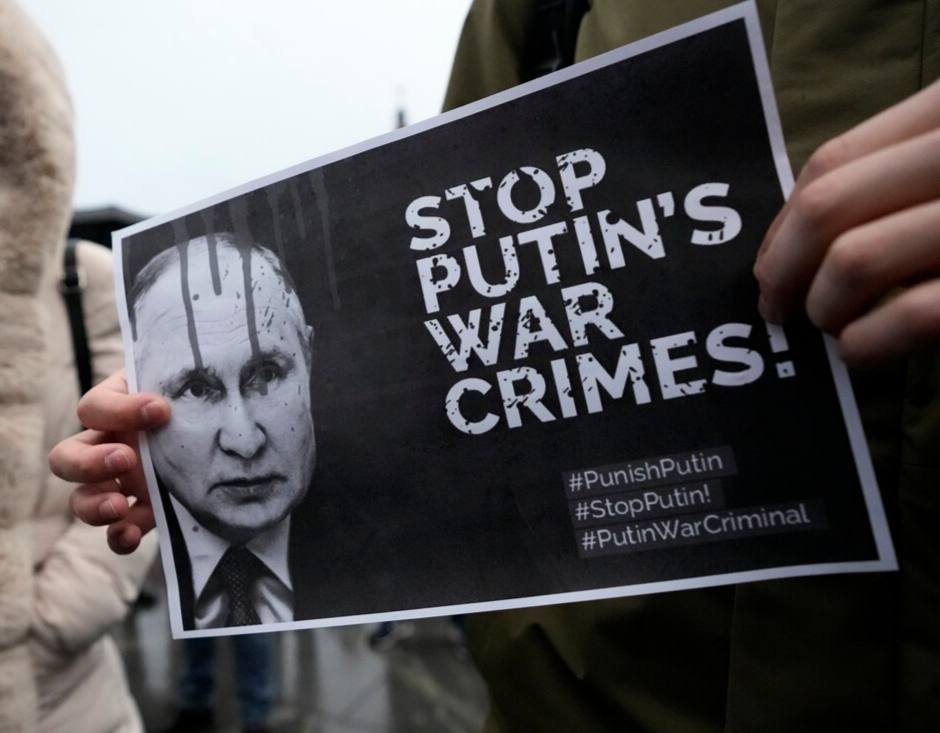 Суд отправил на принудительное лечение петербуржца, который объявил Путина в розыск  Красносельский районный суд Петербурга постановил отправить на принудительное лечение Григория Иваненко — местного жителя, который повесил на стенде военкомата листок с объявлением о розыске Владимира Путина.  Согласно материалам дела, в апреле 2024 года Иваненко разместил на здании военкомата лист формата А4 с объявлением о вознаграждении в миллион рублей за «опасного государственного преступника». В качестве особых примет указывались «напыщенность», «злопамятность» и прозвища «Сортирный Могильщик» и «Великий Пу».  Следствие квалифицировало действия как хулиганство по мотивам политической ненависти. Уголовное дело прекращено.    Подписаться   Прислать новость