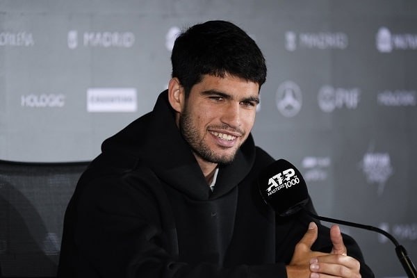 Карлос Алькарас стал первым финалистом Roland Garros Испанец второй раз подряд выиграл полуфинал Открытого чемпионата Франции по теннису. Его соперник итальянец Лоренцо Музетти отказался продолжать борьбу по ходу матча и снялся с турнира из-за травмы левого бедра. Теннисисты провели на корте 2 часа 29 минут. При счёте 0:5 в третьем сете Музетти оказывал помощь физиотерапевт. Между третьим и четвёртым сетом итальянцу вновь потребовалась его помощь. Первые два сета проходили в упорной борьбе. Однако уступив на тай-брейке второй партии, Музетти стал с трудом передвигаться по корту. Он проиграл восемь геймов подряд. Подпишись на «Говорит Москва»