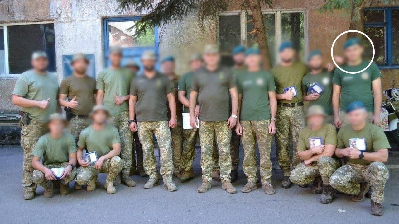 Подозреваемый в нападении с ножом в Амстердаме в марте оказался дезертиром ВСУ, пишет NOS. 30-летний Роман Д., находящийся на действительной службе, покинул Украину во время своего временного отпуска. Отмечается, что до отъезда он выражал желание оказаться в европейской тюрьме. Напомним, ножевое нападение произошло в районе центральной площади Дам. В результате пострадали пять человек, четверо из них были иностранцами — гражданами Бельгии, Польши и США. Буст Отправить новость