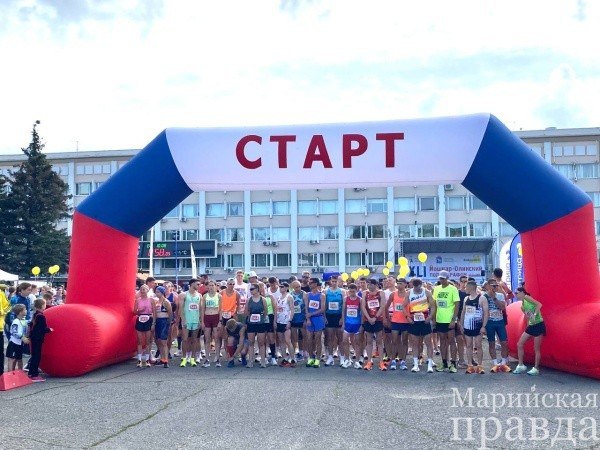 В столице Марий Эл проходит 41-й Йошкар-Олинский полумарафон, в котором участвуют более 500 человек. Спортсмены преодолевают четыре дистанции- 800 м, 5 км, 10 км и 21,1 км. Победу на основной дистанции одерживают Олег Ильин из Чебоксар и йошкаролинка Людмила Лебедева.