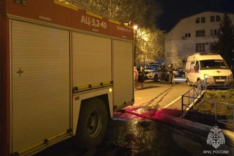Двое детей пострадали при пожаре в Челябинске Возгорание произошло на улице Образцова В квартире загорелись вещи и мебель Предварительно это произошло из за потолочного светильника В это время дома были два подростка им по 14 и 12 лет Они отравились продуктами горения Школьников госпитализировали сейчас они в удовлетворительном состоянии Мы в VK Мы в MAX