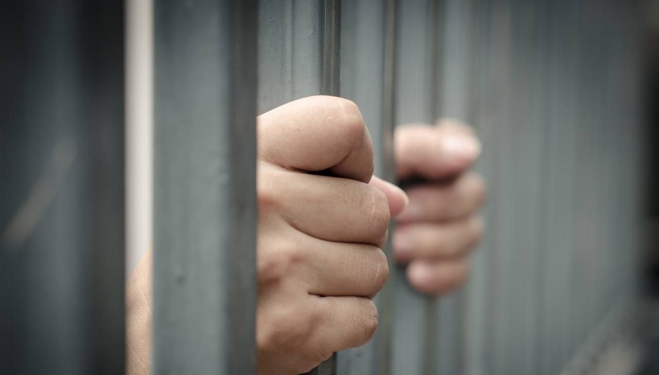 В Бельцах 62-летнюю предпринимательницу приговорили к 10 годам тюрьмы за заказ убийства предполагаемой любовницы её мужа. По данным прокуратуры, в декабре 2020 года женщина наняла бывшего заключённого для инсценированного ограбления и убийства предполагаемой 67-летней соперницы, предложив за это 5000 евро. Мужчина сообщил властям о преступном плане, после чего участвовал в имитации убийства и передал заказчице поддельные фотографии. После выплаты первой части суммы в 2500 евро женщину задержали. Кишинев Live. Подписаться