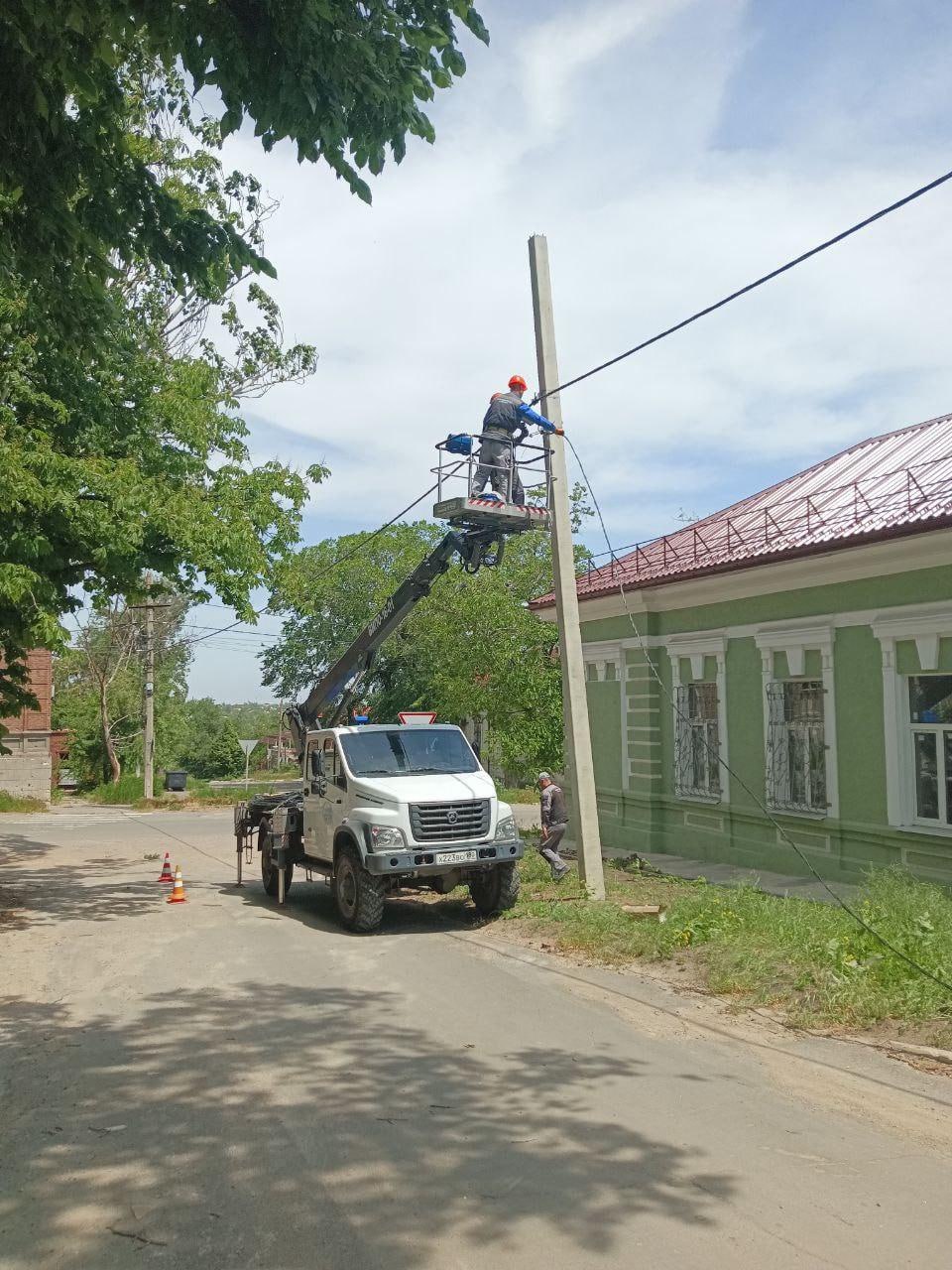 Мариупольские электрики обследовали сети наружного освещения на 32 городских улицах За вчерашний день сотрудники МУП «Мариупольгорсвет» проинспектировали в общей сложности 14 339 метров воздушных линий. Во время обхода-осмотра электромонтеры дополнительно провели инвентаризацию опор, что позволило получить точное представление о техническом состоянии инфраструктуры. Также специалисты проложили 1735 метров самонесущего изолированного провода и установили 56 новых светильников для улучшения освещенности обследованных участков улично-дорожной сети Мариуполя.