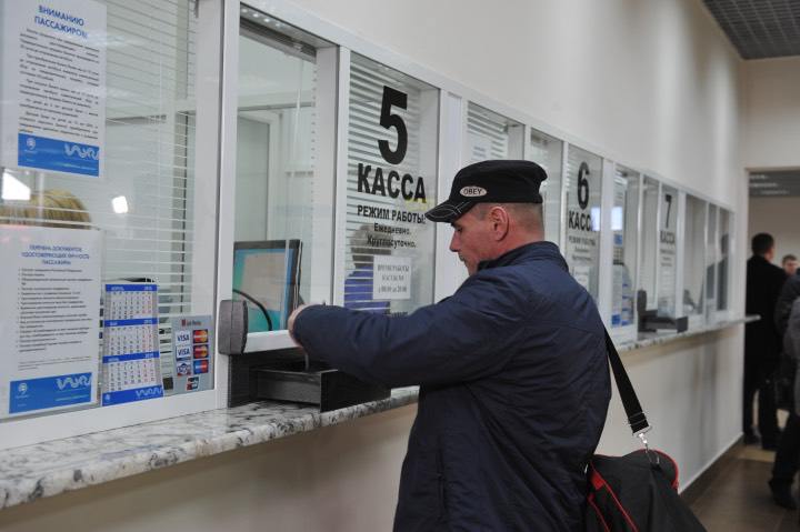 На автовокзале в Иркутске отремонтируют перрон В Иркутск на автовокзале до 15 ноября 2025 года должны провести ремонтные работы перрона На его обновление выделят 9 3 миллиона рублей Об этом сообщается на сайте госзакупок По планам специалисты заменят асфальтобетонное покрытие сделают навес и вместе с ним освещение Улучшат и крыльцо здания Подрядчика для выполнения работ уже нашли