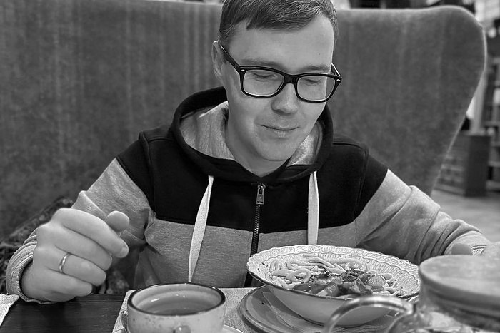 СМИ смерть 34 летнего блогера Алексея Мельникова не носит криминальный характер Смерть гастроблогера Алексея Мельникова из Екатеринбурга не носит криминального характера Об этом КП Екатеринбург сообщил источник в экстренных службах По данным инсайдера СМИ 34 летнему мужчине стало плохо 14 декабря около 16 30 Близкие вызвали скорую помощь Медики прибыли на вызов в клубный дом Тихвинъ К сожалению врачи и лишь констатировали смерть Алексея Алексей Мельников вел несколько крупных блогов в том числе Афиша Екатеринбург Также у него был личный блог Мельников в городе в котором он публиковал обзоры на заведения Екатеринбурга У Алексея осталась трёхлетняя дочка Портал Uralweb ru выражает соболезнования семье Алексея uralweb ru