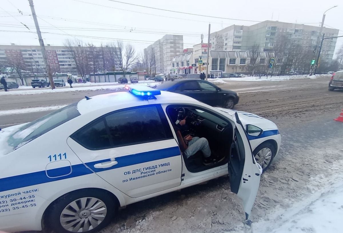 В Иванове момент задержания водителя ВАЗа, въехавшего в столб, сняли на видео     Сотрудники дорожной полиции заметили тонированный с нарушением правил дорожного движения автомобиль «ВАЗ -2107» на перекрестке улиц Кудряшова и Маршала Василевского.  ↗  Прислать новость   Подписаться