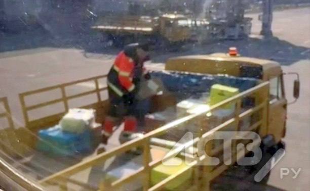 Пассажирку из Владивостока возмутило обращение с багажом в аэропорту Южно Сахалинска Пассажиры рейса из Владивостока в Южно Сахалинск 3 ноября были возмущены грубой погрузкой авиагрузов сотрудником авиакомпании Аврора Очевидцы сняли на видео как рабочий небрежно разбрасывает коробки что вызвало опасения за сохранность их содержимого В аэровокзале Южно Сахалинска пояснили что погрузку осуществляла непосредственно авиакомпания Аврора и речь идет об авиагрузах а не о багаже пассажиров Хрупкие отправления укладываются отдельно и с особой осторожностью Пассажирский багаж обрабатывается по другой процедуре Аэровокзал поблагодарил за обращение и направил запрос Авроре для проверки соблюдения стандартов обращения с грузами на данном рейсе По итогам проверки авиакомпания примет необходимые меры а аэропорт усилит контроль на перроне tochka 65 Подписывайся на ИНЦИДЕНТ САХАЛИН