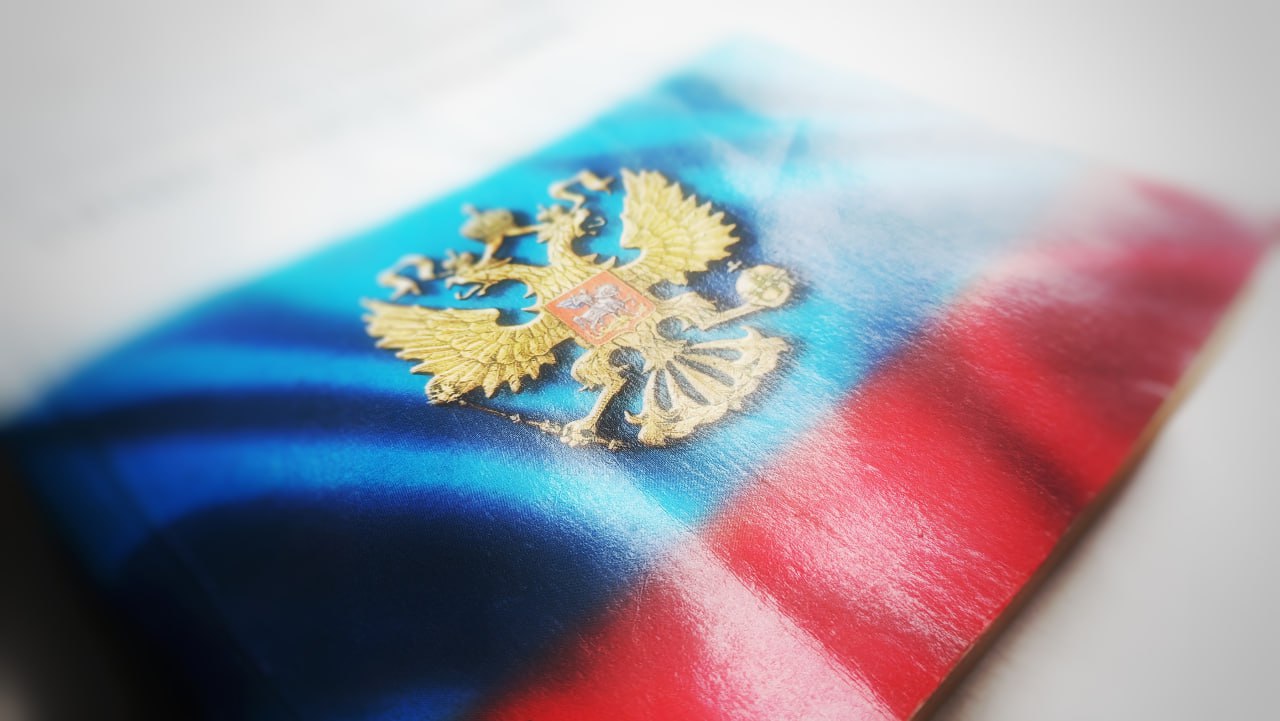Правоохранителями выявлен житель Красноперекопского района фиктивно зарегистрировавший в своей квартире 3 иностранных граждан за денежное вознаграждение Отделом дознания ОМВД России по Красноперекопскому городскому району возбуждены и расследуются ряд уголовных дел по ст 322 3 УК РФ Фиктивная постановка на учет иностранного гражданина по месту пребывания в Российской Федерации   В ходе проверки сотрудниками подразделения по вопросам миграции установлено что в июле сентябре текущего года гражданин 1980 г р склонный к маргинальному образу жизни осуществил фиктивную постановку на миграционный учет в своей квартире на ул Маланова трех граждан среднеазиатских республик при этом фактически жилое помещение для пребывания предоставлять им не намеревался Подозреваемый пояснил что в общей сложности получил за противоправную услугу 3 тысячи рублей по тысяче за прописанного Полиция предупреждает деятельность по выявлению подобных фактов осуществляется органами внутренних дел на постоянной основе Подписаться на УМВД России по ЯО Подписаться на нас в МАХ Полиция Ярославль УголовноеДело Миграция