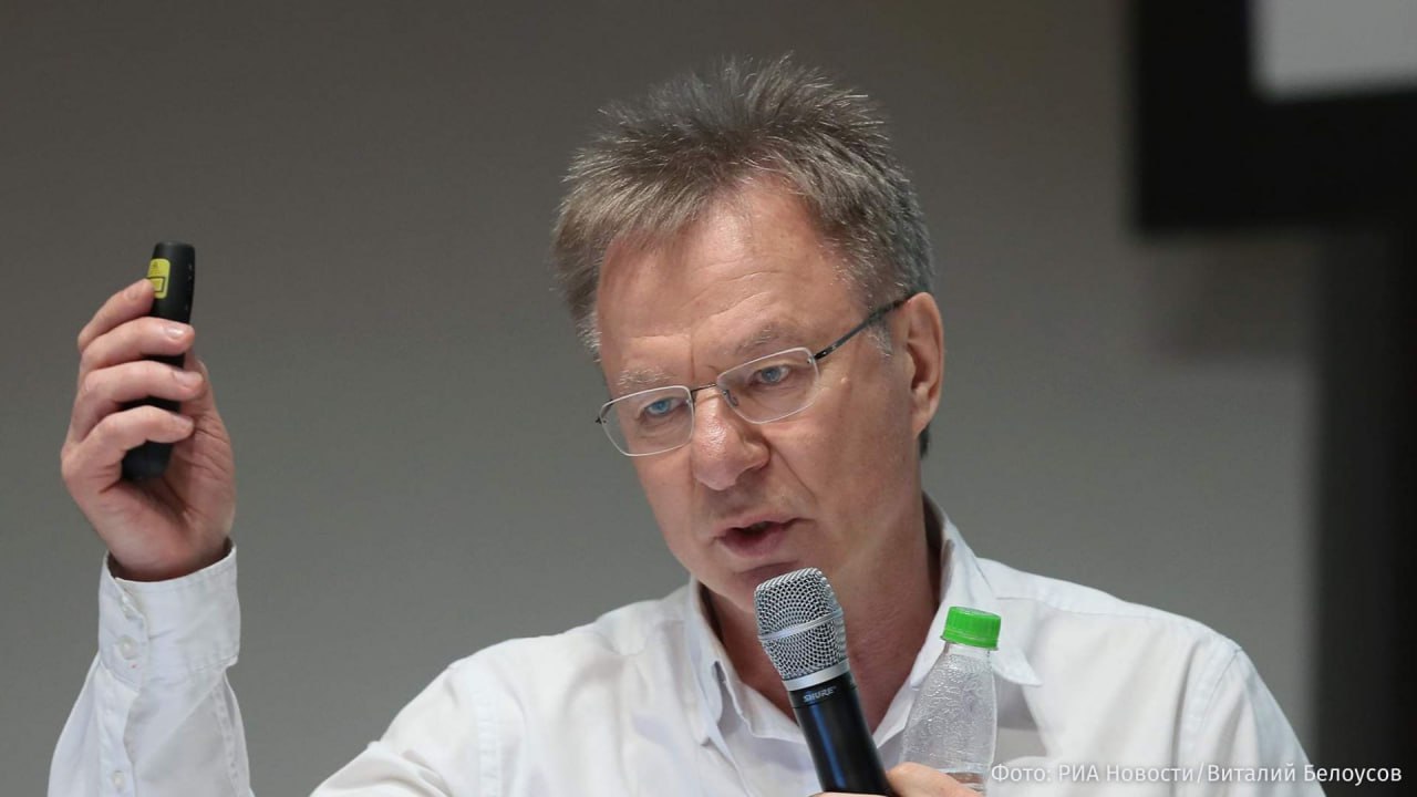 Две несовершеннолетние дочери бизнесмена Александра Галицкого после смерти матери останутся жить с отцом суд прекратил спор о месте их проживания Решение было принято в связи со смертью второй стороны по делу Алии Галицкой сообщил РЕН ТВ адвокат Александр Добровинский По словам защитника девочки уже находятся в доме отца где им обеспечены все условия для жизни и обучения Разбирательство касалось определения места проживания детей и взыскания алиментов однако после трагических событий производство по делу было прекращено  Алия Галицкая была арестована 6 февраля по делу о вымогательстве у миллиардера 150 млн Предполагалось что она пробудет под стражей до 3 апреля Спустя два дня стало известно что Алия покончила с собой в изоляторе временного содержания Член Совета по правам человека журналист Ева Меркачева сообщила что женщина оставила предсмертную записку в которой обвинила в случившемся бывшего мужа В то же время адвокат банкира заявляла РЕН ТВ что они никогда не были женаты а Алия якобы поменяла фамилию по собственной инициативе  Расследование о том что Александр Галицкий оказался активным инвестором в Украину читайте в эксклюзивном материале Известий РЕН ТВ в Telegram в MAX