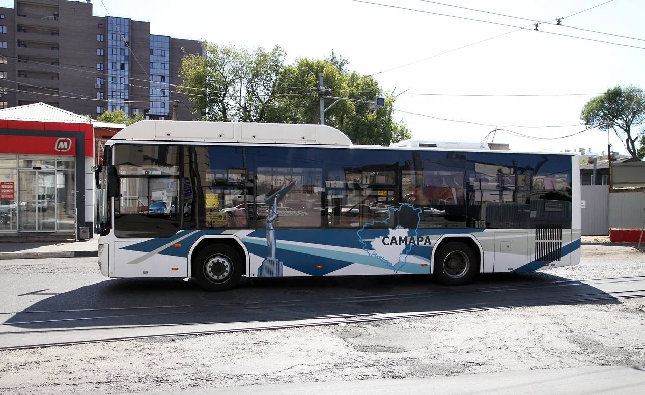 В Самаре возбудили дело из за перекрытия пути автобусу с пассажирами автомобилем В Самаре возбудили уголовное дело по ст 213 УК РФ хулиганство Проводятся следственные действия направленные на установление всех участников инцидента и обстоятельств произошедшего сообщает СУ СКР по Самарской области В ведомстве уточняют что в соцмедиа размещена информация что мужчины в нарушении правил дорожного движения припарковали легковой автомобиль на автобусной остановке Они перегородили путь автобусу с пассажирами На просьбы переставить автомобиль не реагировали вели себя агрессивно kommersant volga