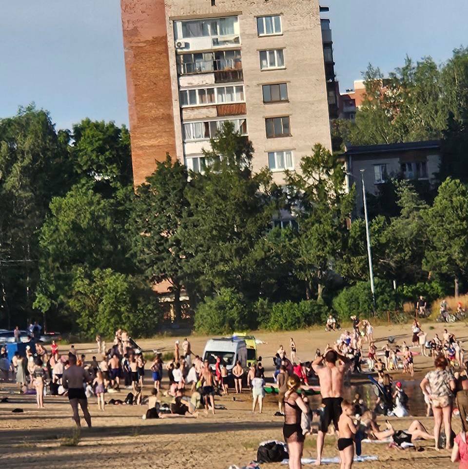 Врачи не смогли спасти третьеклассницу, которую накануне вытащили из Ольгинского пруда в Выборгском районе.  По данным очевидцев, 9-летняя девочка отдыхала у воды с мамой и младшим братом. В какой-то момент она нырнула и не всплыла. Мать сразу вызвала спасателей. Девочку достали из воды и реанимировали, после чего доставили в больницу и поместили в реанимацию. Спасти её не удалось.   Подписаться   Новости СПБ