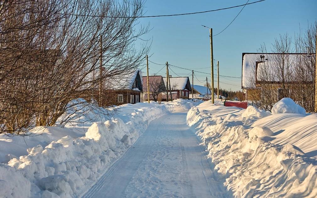 ФАС выявила нарушения при выдаче сельской ипотеки  Федеральная антимонопольная служба вынесла предупреждение Россельхозбанку при оформлении сельской ипотеки на строительство частного дома банк обязывал клиентов выбирать подрядчиков ИЖС только из размещенного им перечня Это было обязательным условием для получения кредита  В ведомстве считают что такое требование ограничивает конкуренцию и содержит признаки нарушения антимонопольного законодательства Банку предписано в течение 10 дней отменить условие удалить информацию о нем с интернет ресурсов и исключить подобную практику иначе будет возбуждено антимонопольное дело ипотека Фото Grigvovan Shutterstock FOTODOM Читать РБК Недвижимость в Telegram VK