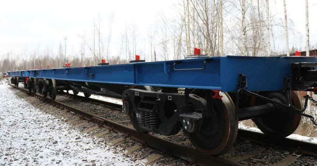 В Казахстане запретили до конца года отправку порожних ж д платформ на станцию Алтынколь Казахстанские железные дороги ввели запрет на перевозки порожних фитинговых платформ со всех ж д станций Казахстана на межгосударственный стыковой пункт Алтынколь Хоргос на границе с Китаем Ограничения будут действовать по 31 декабря 2025 года Причины запрета скопление более 700 порожних платформ на станции Алтынколь 21 отставленный от движения поезд следовавший в направлении станции Алтынколь более 3500 порожних платформ отправленных в направлении станции Алтынколь Читайте также В Казахстане ограничили до конца 2025 года перевозки зарубежных грузовых вагонов Logistan info Логистика Экономика