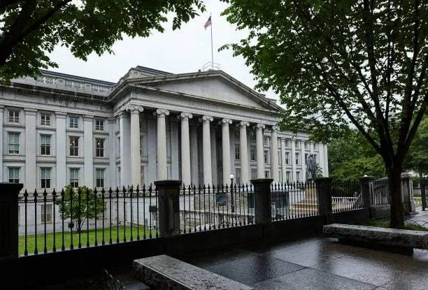 Минфин США выпустил предупреждение для ряда банков из Омана ОАЭ и Китая с угрозой ввести вторичные санкции за продолжение работы с Ираном сообщает Fox Business Как сообщил телеканалу анонимный чиновник в администрации Трампа это лишь первый этап перед введением вторичных санкций в отношении финансовых организаций Если банки не отреагируют им грозит полная изоляция от финансовой системы США