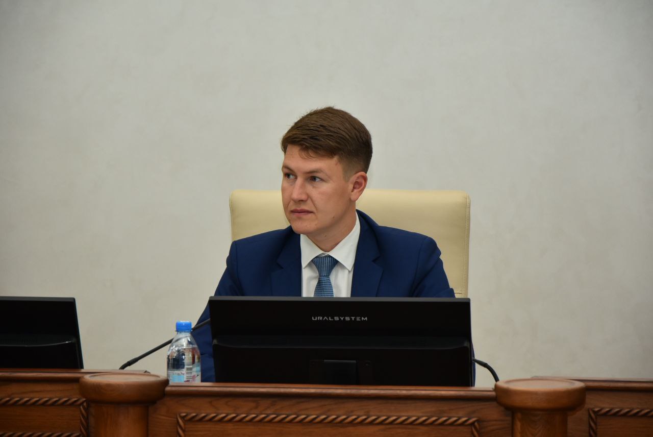 Более 64 тысяч собак чипировали в Алтайском крае Тема реализации закона «О регулировании отдельных отношений в области обращения с животными» стала основной во время сегодняшнего Правительственного часа с начальником управления ветеринарии Владимиром Владимировичем Самодуровым. С 1 января 2025 года в крае введена обязательная регистрация домашних животных. В ведомстве отмечают, что еще в начале года количество зарегистрированных собак чуть превышало 2 тысячи, но благодаря принятым мерам – информирование граждан, бесплатная маркировка питомцев на первоначальном этапе и другие - количество зарегистрированных питомцев выросло до 64 тысяч. С 1 июля в силу вступают еще одним изменения, которые мы вносили в наш краевой закон. За отсутствие чипа владелец будет должен будет заплатить штраф. Уже не раз подчеркивал, что все эти меры проработаны не с целью запугать или притеснить жителей, а для повышения дисциплины и ответственности владельцев домашних животных. Продолжается работа и с бездомными животными. Сейчас в крае 8 пунктов временного содержания животных без владельцев – в Благовещенском, Ключевском, Красногорском, Родинском и других районах. Работа по созданию таких пунктов продолжается. Вместе с коллегами-депутатами обязательно будет отслеживать реализацию нашего краевого закона и при необходимости вносить корректировки.