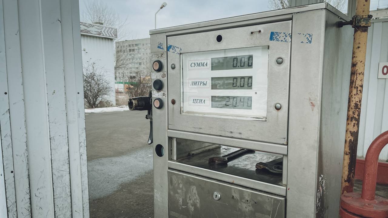 В Приморье завершили расследование дела о хулиганских действиях на автозаправке В августе 2025 года на территории автозаправочной станции в Дальнереченске между водителем автомобиля и мотоциклистом возник конфликт из за порядка очереди на заправку В ходе словесной ссоры 56 летний житель Тазовского района Ямало Ненецкого автономного округа достал туристический топор из машины и ударил им по защитному шлему который находился на голове потерпевшего Следствие по делу завершили Мужчину обвиняют в хулиганстве с применением насилия и оружия часть 2 статьи 213 УК РФ Источник prim police vmfareast