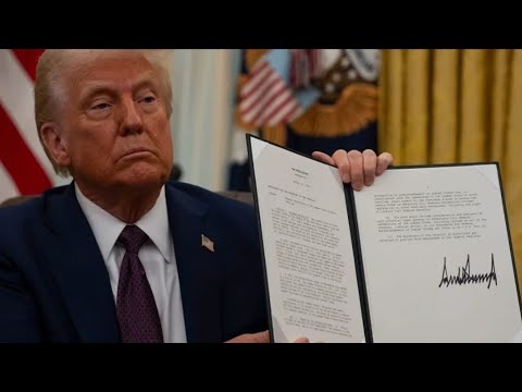 Трамп подписывает указы об искусственном интеллекте и обещает, что США выиграют гонку за новыми технологиями — Bloomberg Президент Дональд Трамп подписал указы, направленные на стимулирование развития искусственного интеллекта в США за счёт смягчения нормативных требований и расширения энергоснабжения центров обработки данных. План действий в сфере ИИ рекомендует пересмотреть процесс выдачи разрешений и оптимизировать экологические стандарты, чтобы ускорить реализацию инфраструктурных проектов, связанных с ИИ, а также призывает приостанавливать финансирование штатов, которые устанавливают обременительные правила для новых технологий. План включает в себя меры по стимулированию экспорта ИИ, обеспечению нейтральности и непредвзятости моделей ИИ, а также по приоритетному развитию навыков и обучению для помощи американским работникам. Кроме того, план направлен на противодействие развитию ИИ в Китае путём усиления экспортного контроля. Трамп отменил указ Байдена от 2023 года, который устанавливал строгие требования к тестированию безопасности и обязывал крупных разработчиков ИИ предоставлять отчёты о прозрачности. Вместо этого Трамп потребовал разработать новую политику в области ИИ и установил шестимесячный срок для директора Белого дома по ИИ Дэвида Сакса на создание такой политики. Сейчас Илон Маск занимается созданием дата-центра гигаваттного масштаба для своих ИИ-разработок, в то время как OpenAI завершает подготовку к запуску суперкомпьютера Stargate стоимостью 100 миллиардов долларов — конкуренция в области создания искусственного общего интеллекта выходит на новый уровень.