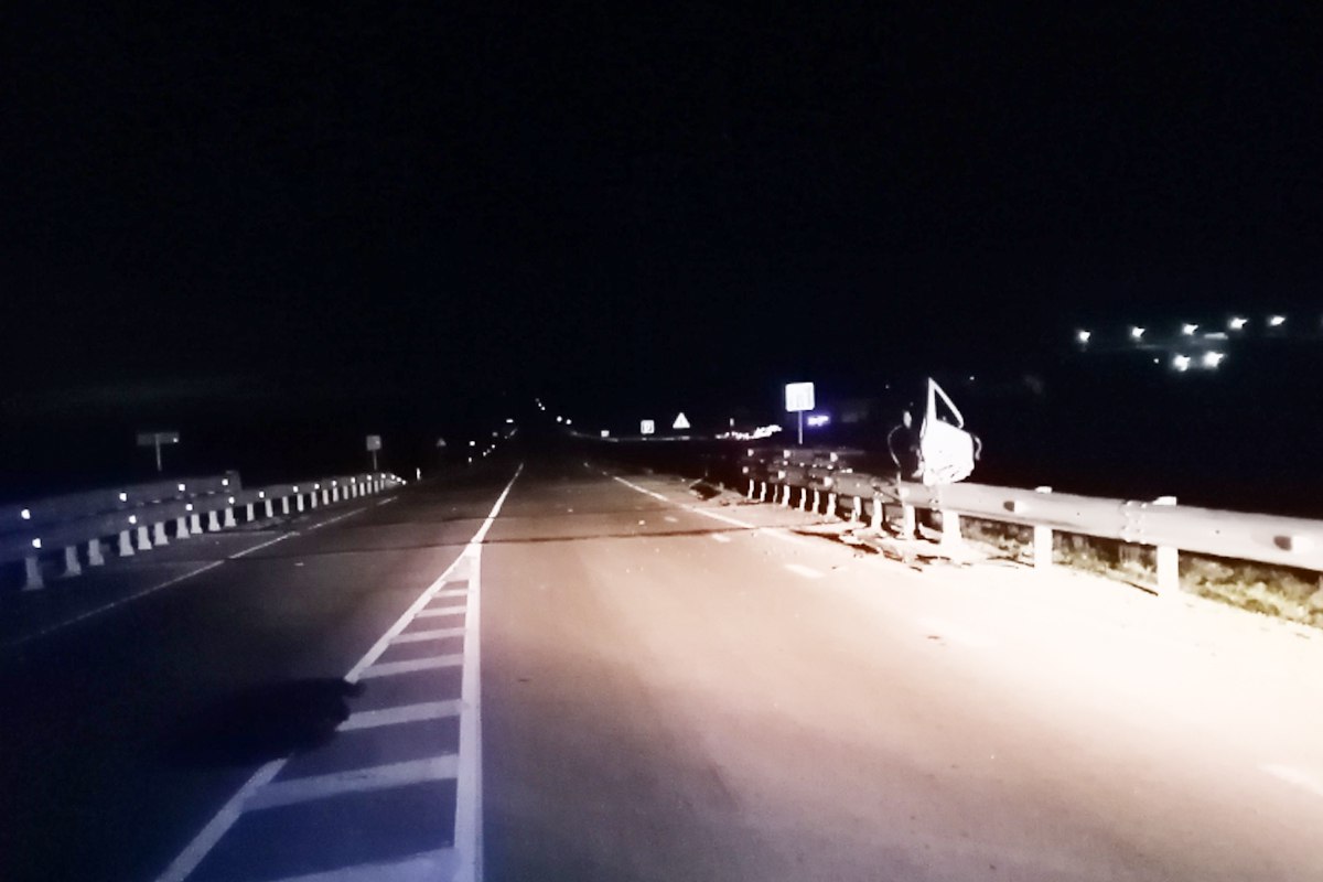 В ДТП в Бурятии погиб пассажир а водителю оторвало ногу Страшная авария произошла сегодня ночью в Заиграевском районе грузовик Ниссан Атлас врезался в дорожное ограждение Пассажир погиб на месте Водитель госпитализирован с травматической ампутацией ноги Установлено что мужчина управлял грузовиком будучи лишённым водительских прав за вождение в нетрезвом виде