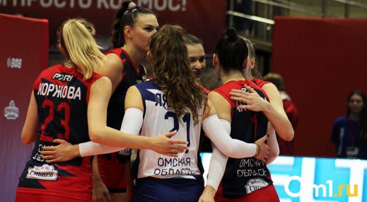 Волейбольная Омичка с победы стартовала в новом сезоне Суперлиги Омичка vs Енисей Красноярск 3 1 25 19 20 25 25 16 25 17 Красноярская команда хорошо знакома нашим волейболисткам в сентябре Омичка обыграла Енисей в Кубке России а также в Кубке Сибири и Дальнего Востока Соперницы показали качественный волейбол но практически всякий раз на действия Енисея у Омички находился адекватный ответ Уверенная работа у сетки а также минимальное количество ошибок принесли нашей команде первую победу в сезоне   Следующий матч в Омске 11 октября Омичка сыграет с Ленинградкой в Велоцентре на Вавилова 45 к1 Ещё немного билетов есть в продаже Om1 Омск в MAX