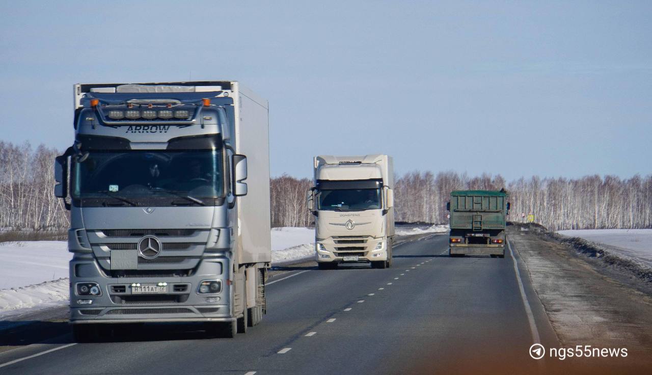 В Омске на год ограничат движение фур по крупной транспортной развязке «Станция „Входная“».   Запрет будет действовать с 17 марта ровно год. Причина — аварийное состояние путепроводов, расположенных на дороге, сообщается в распоряжении минтранса.  ⏺Аварийные путепроводы находятся на участках 3+540 км, 3+654 км, 3+824 км и 3+963 км.   ⏺Объезжать развязку можно будет по улицам Кондратюка в сторону 2-й Солнечной и по Окружной дороге, а также по улице 22 декабря и по Южному обходу Омска.