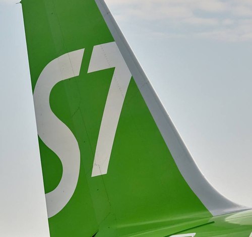 В Иркутской области подписали меморандум о сотрудничестве с Группой компаний С7 Подписи под ним поставили губернатор Игорь Кобзев и гендиректор Дмитрий Куделькин Глава региона отметил что этот документ позволит создать условия для дальнейшего развития международного авиапредприятия в Иркутской области Стало известно что компания планирует достичь показателя в более чем три миллиона пассажиров в год из аэропортов Прибайкалья Это поспособствует увеличению рабочих мест ожидается что их будет около тысячи В 2025 году из аэропортов Иркутска и Братска авиакомпания S7 перевезла более двух миллионов пассажиров как по России так и за рубеж Куделькин подчеркнул что развитие программы международных внутренних и местных авиаперевозок продолжится Подписаться на канал