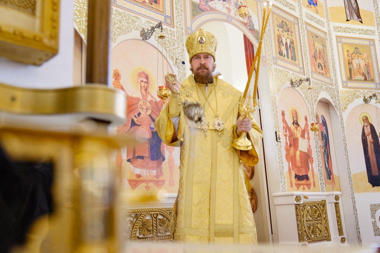 Владыка Алексий совершил Литургию в Серафимовском соборе Златоуста 29 июня митрополит Челябинский и Миасский Алексий, временно управляющий Златоустовской епархией, совершил Божественную литургию в Серафимовском кафедральном соборе Златоуста. На Литургии был прочитан отрывок из Евангелия от Матфея Мф.6:22-33 , который является частью Нагорной проповеди Спасителя. Митрополит Алексий тепло поздравил причастников с принятием Святых Христовых Таин и пожелал, чтобы святыня послужила во спасение души. «О земном, житейском мы зачастую заботимся больше, чем о небесном. Живем так, как будто земные удовольствия будут с нами вечно. Человек нагим приходит в этот мир и таким же уходит, и приходит на суд Божий со своими делами, по которым будет либо оправдан, либо осужден. Поэтому будем прежде всего искать Царство Небесное», – сказал владыка Алексий. Богослужение завершилось молебном ко Пресвятой Богородице. Духовенство и прихожане пропели молитву «Высшая небес».