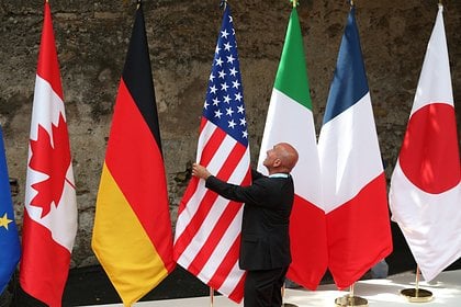 В США задумали смягчить формулировки в отношении России в заявлении G7  США настаивают на смягчении формулировок относительно России в коммюнике по итогам будущей встречи глав МИД G7  «Большой семерки» . Об этом сообщает агентство Bloomberg со ссылкой на источники. «В переговорах по формулированию итогового заявления по вопросам судоходства США настаивают на том, чтобы ужесточить формулировки касательно Китая, в то же время смягчая формулировки касательно России», — отмечается в материале. Ранее президент США Дональд Трамп заявил о желании восстановить G8 с участием России. Он назвал ошибкой исключение Москвы из объединения. Президент России Владимир Путин, отмечал, что Трамп имеет свои представления о том, «что такое хорошо, что такое плохо, в том числе в гендерной политике» и других вопросах. Российский лидер говорил, что у него с Трампом всегда были деловые и доверительные отношения.