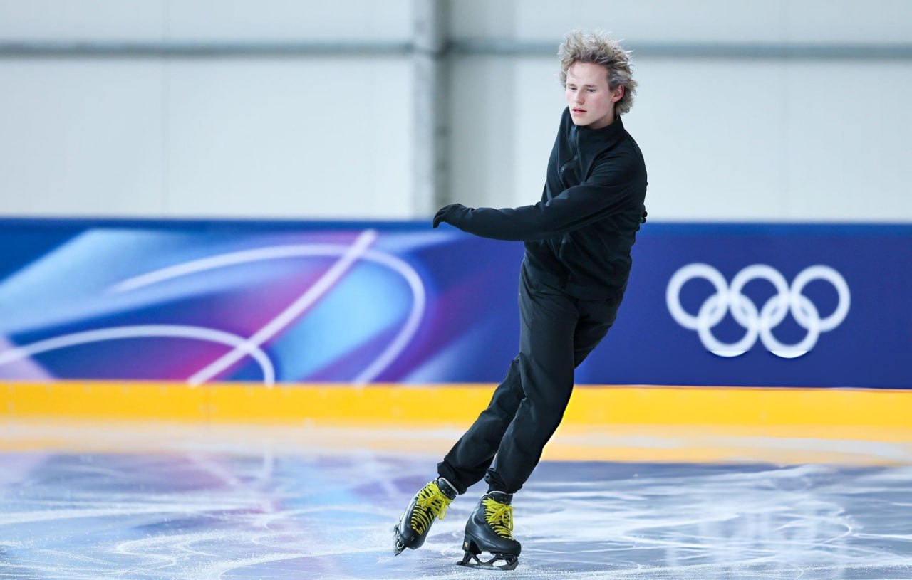 Фигурист Малинин заявил что на Олимпиаде будет носить шнурки подаренные Овечкиным В понедельник двукратный чемпион мира вышел на тренировку с желто золотыми шнурками как у капитана Вашингтона сообщил в соцсети Х журналист CBC Девин Эру После занятия Илья Малинин сказал что шнурки ему подарил сам Александр Михайлович Подписывайтесь на РИА Новости Спорт в MAX