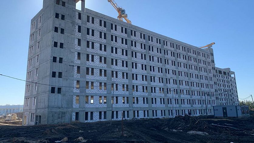 В общежитиях межвузовского кампуса в Орле завершились монолитные работы Идет монтаж кровли и устройство стен. Здесь появятся жилые комнаты, спортивные залы, помещения для самостоятельного обучения и досуга Строительство студенческого городка началось в 2023-м году. Завершить работы планируется в 2026-м году Вести-Орел. Подписаться