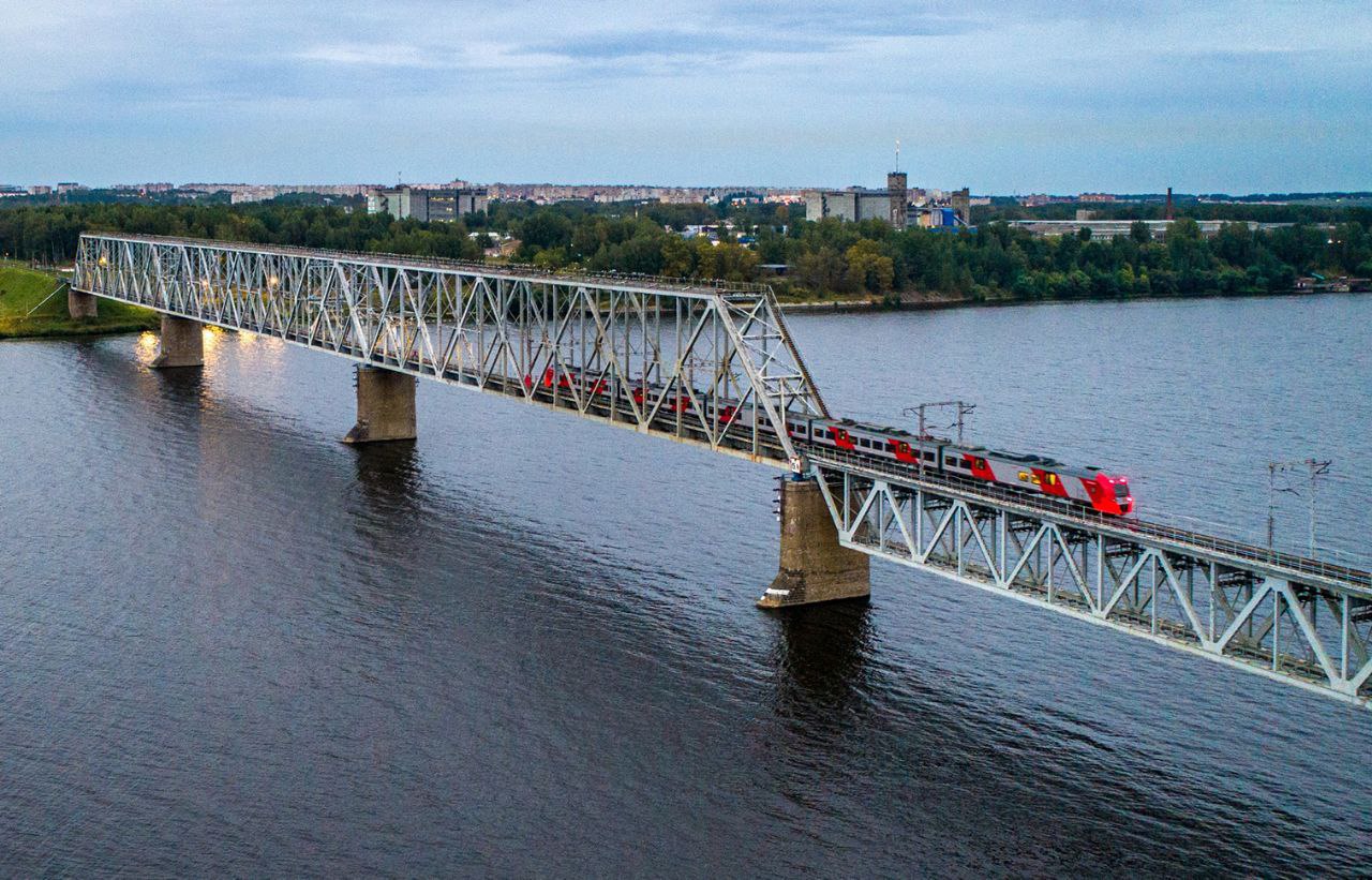 Москва – Кострома: третья «Ласточка» на старте    С 15 декабря между Москвой и Костромой будут курсировать три пары «Ласточек» вместо двух. Это позволит удовлетворить высокий спрос пассажиров на перевозки на данном направлении и повысить комфорт в пути.    Маршрут Москва – Кострома пользуется большой популярностью у пассажиров. Заполняемость «Ласточек» в будние дни составляет 90%, а в пиковые даты превышает 100%  с учётом высадки и посадки на промежуточных станциях .  ⏰ Дополнительная пара будет ходить ежедневно:    из Москвы в 17:05 и прибывать в Кострому в 21:12  поезд №746    из Костромы в 11:32 и прибывать в Москву в 15:39  поезд №743   Остановки предусмотрены в Ростове Великом, Ярославле и Нерехте.    Билеты уже в продаже. Приобрести их можно на нашем сайте, в мобильном приложении «РЖД Пассажирам», веб-приложении и в кассах.  С января по август «Ласточками» Москва – Кострома воспользовались 316,3 тыс. пассажиров, что на 9% превышает уровень 2023 года.