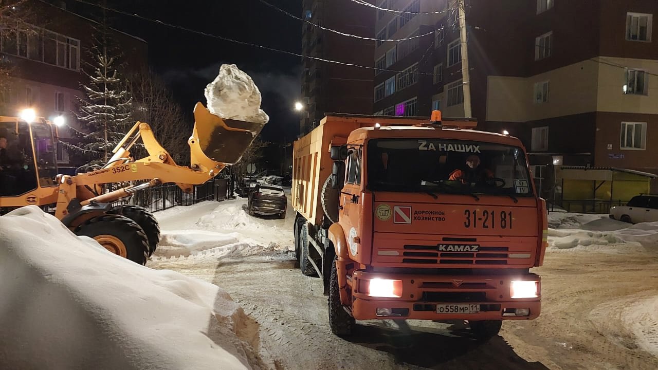 Благодаря морозной погоде и отсутствию снегопадов «Дорожное хозяйство» может убрать снег с небольших улиц Сыктывкара  В напряжённый период предприятие в первую очередь убирало самые загруженные улицы и районы, теперь дорожники могут поработать и на более отдалённых от центра участках.   Расширение и расчистка дорог: межквартальные проезды, ул.Восточная, Дырносская, Лыткина, Тентюковская, Первомайская, Советская.  Расчистка автобусных остановок: ул. Карла Маркса, Орджоникидзе, Морозова.  Работа по уборке снега находится на контроле врио Главы Республики Коми Ростислава Гольдштейна.